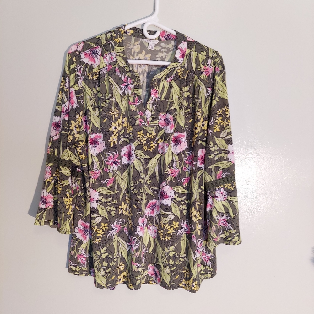 Cato top green floral V-neck Hi Lo Top Size XL